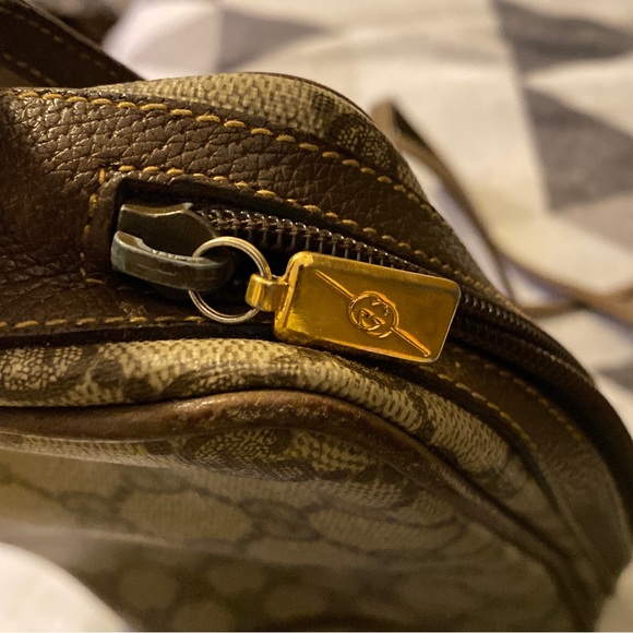 Vintage Gucci crossbody bag! - Picture 9 of 13